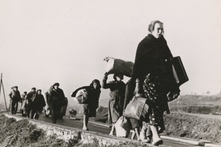 refugiados-de-la-guerra-civil-espac3b1ola-caminando-hacia-la-frontera-francesa